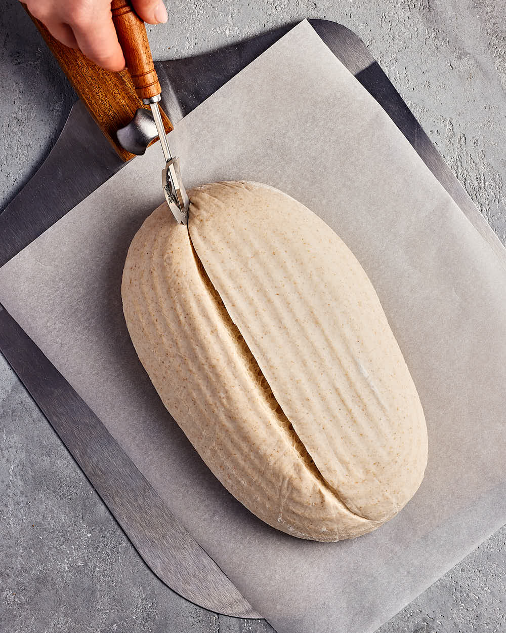 Einfaches Weizensauerteigbrot für Anfänger einschneiden. 