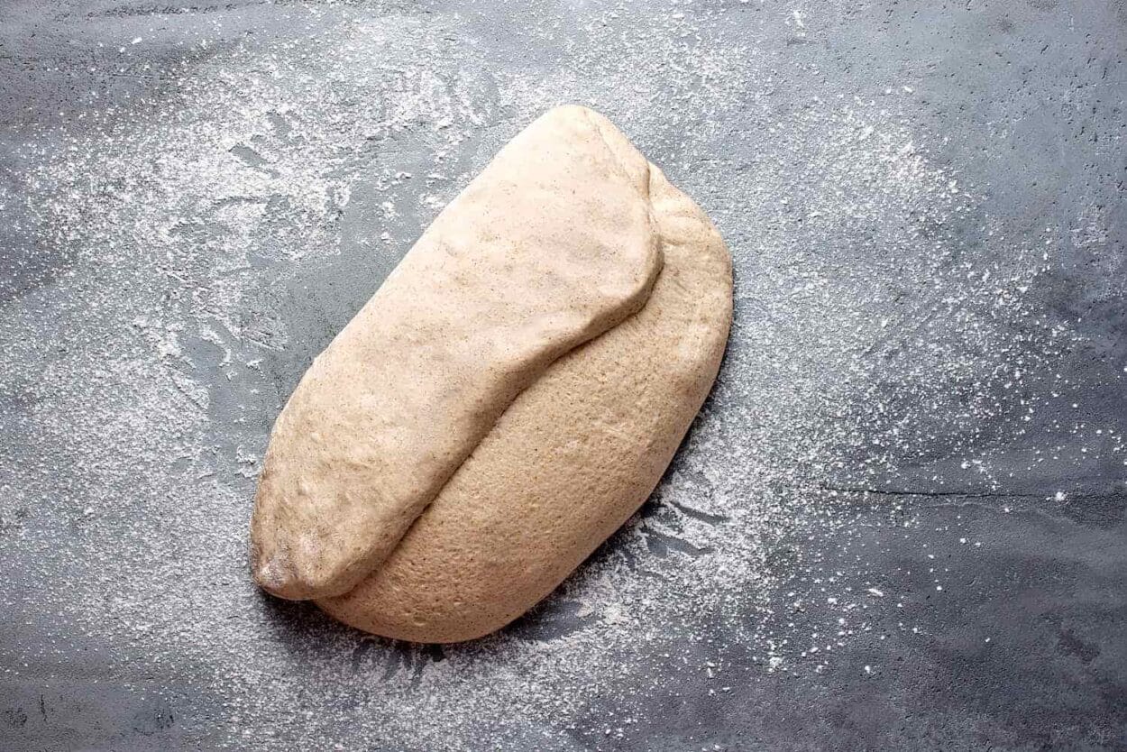 Sauerteigbrot formen auf der leicht bemehlten Arbeitsfläche. 