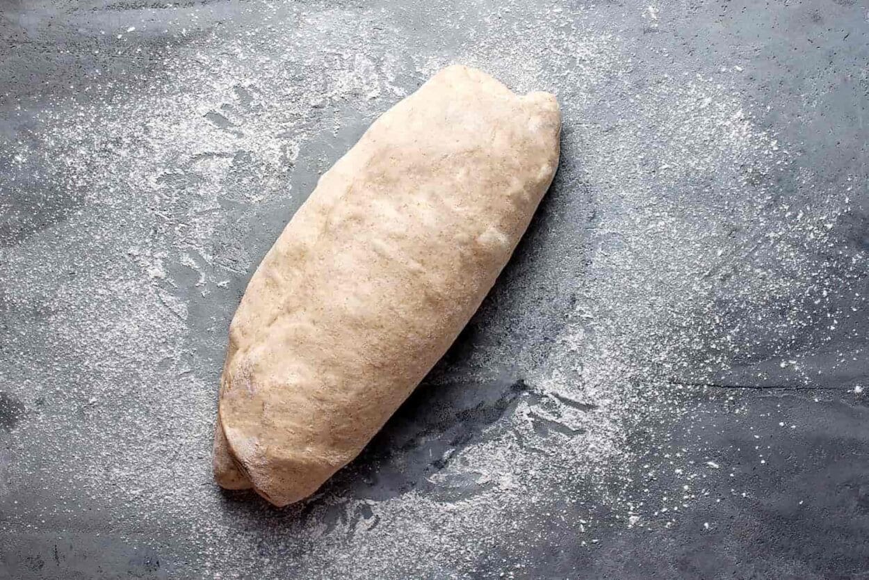Sauerteigbrot formen auf der leicht bemehlten Arbeitsfläche. 