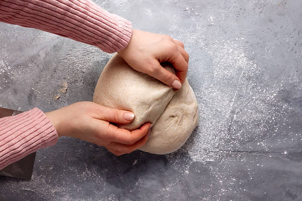 Teig für das einfache Sauerteigbrot schonend aber mit Spannung formen.