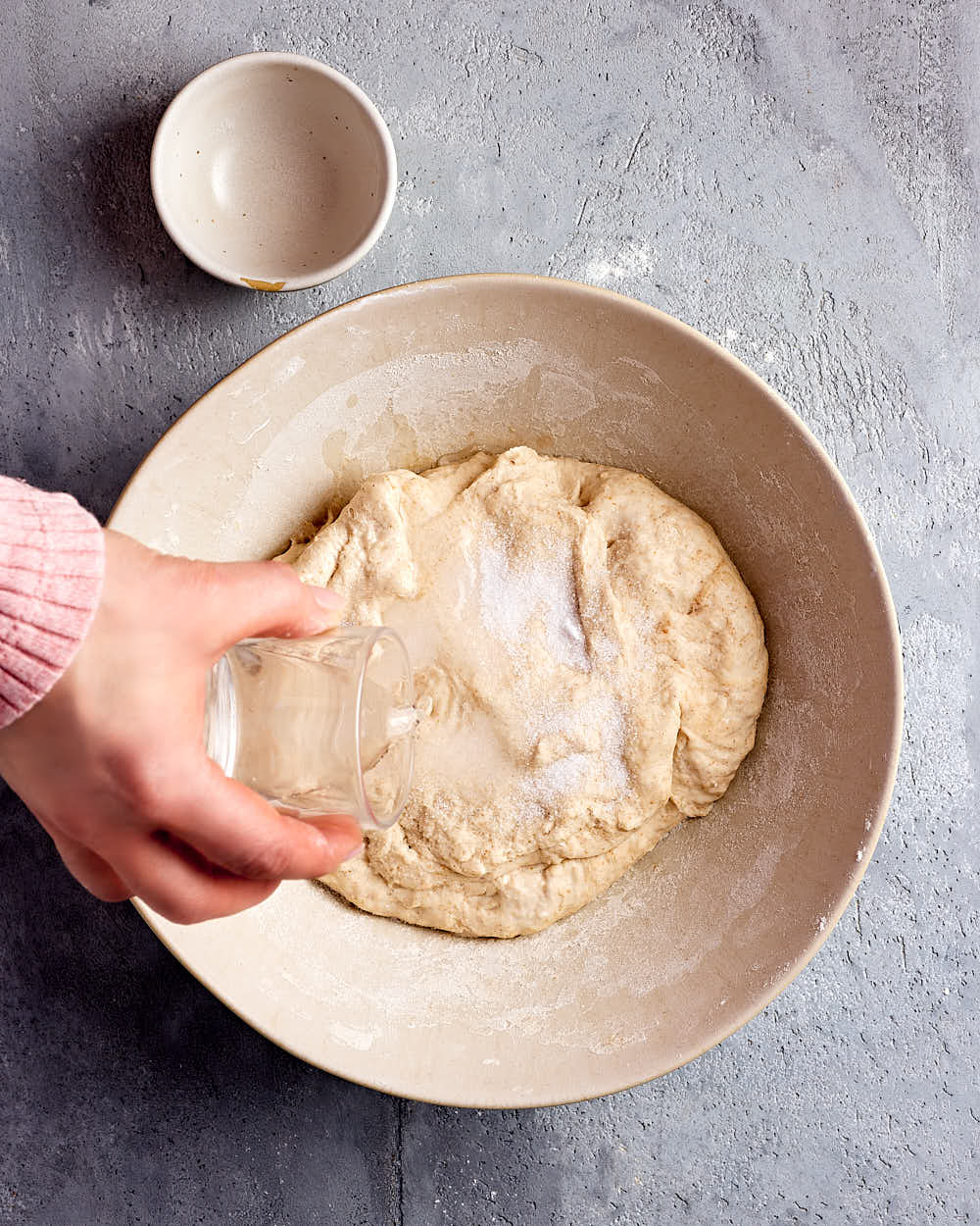 Salz und Reservewasser (Bassinage) einarbeiten nach der Autolyse für das Sauerteigbrot.