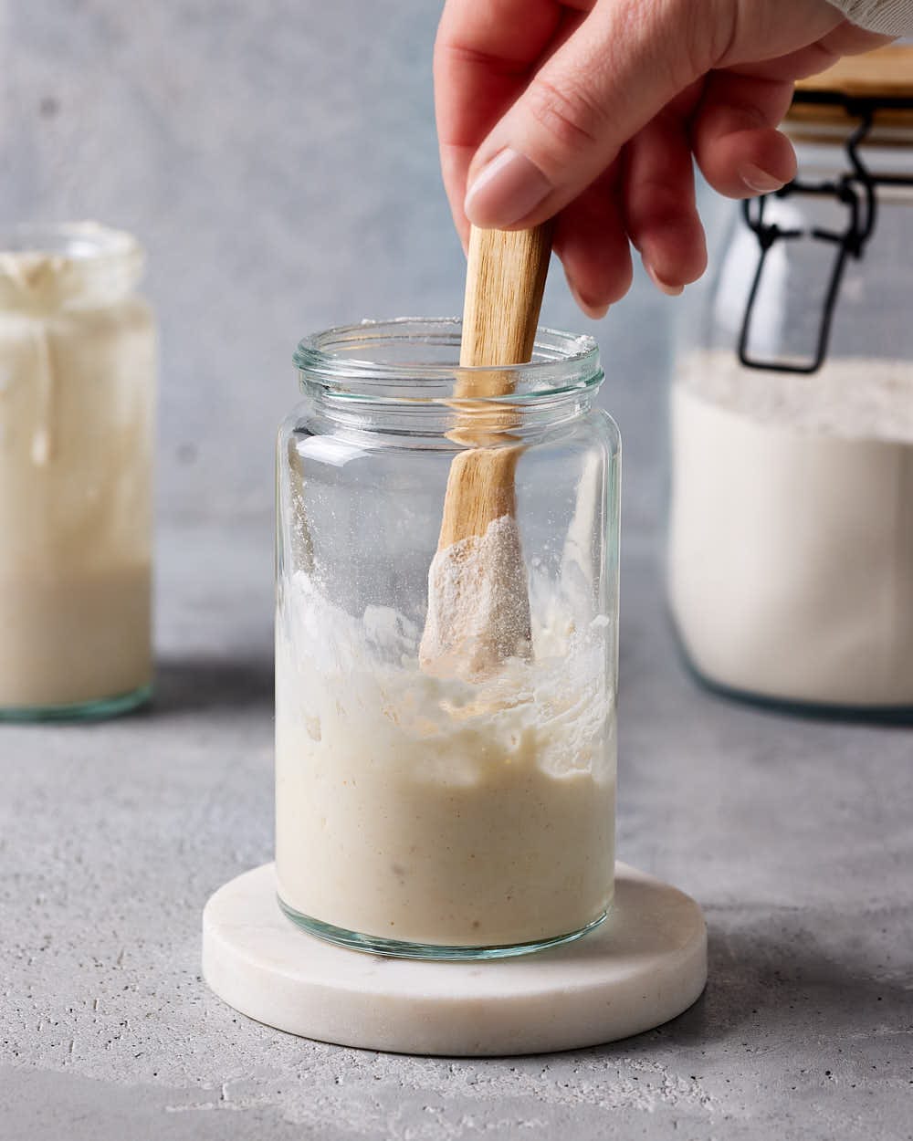 Sauerteig ansetzen für Weizensauerteigbrot.