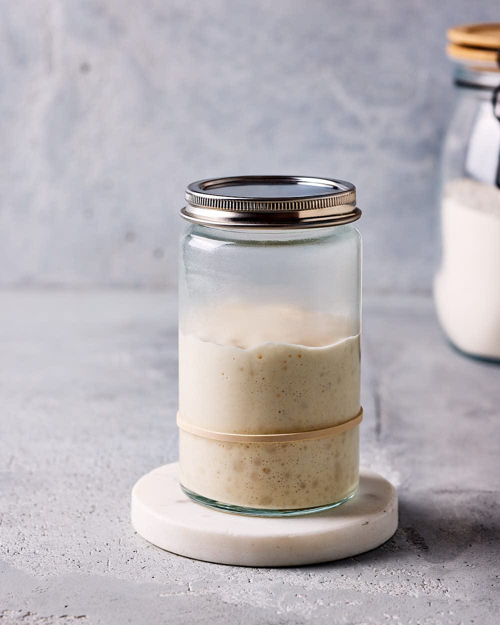 Reifer Sauerteig für ein einfaches Sauerteigbrot.