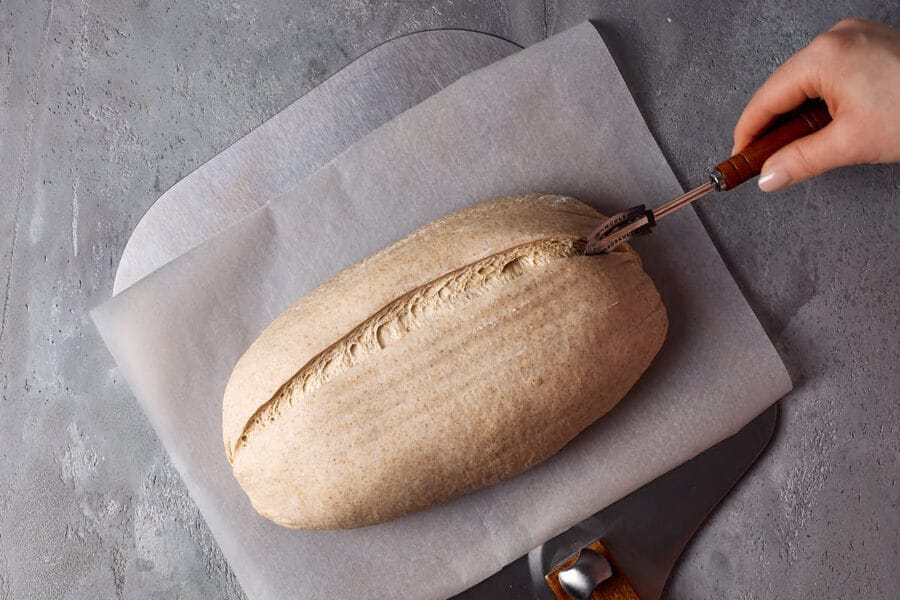 Einfaches Weizensauerteigbrot für Anfänger einschneiden.
