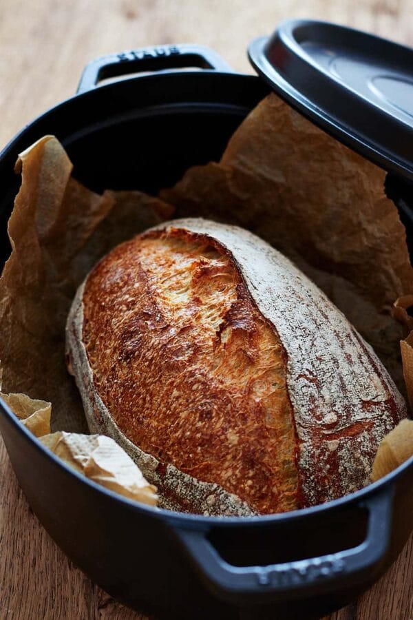 Sauerteigbrot im Gusseisentopf gebacken als Topfbrot.
