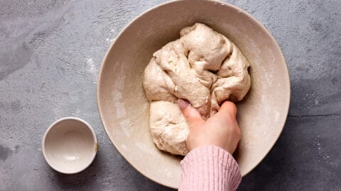 Bassinage in den Sauerteigbrot-Teig einarbeiten.