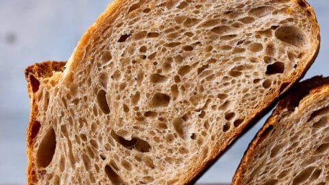 Brot backen mit Sauerteig: Sauerteigbrot mit lockerer Krume.