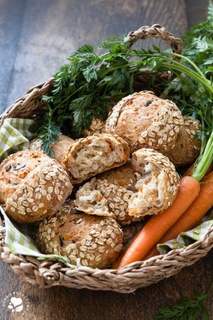 Karotten-Kuller: Brötchen mit Möhren und Haferflocken in einem Brotkorb